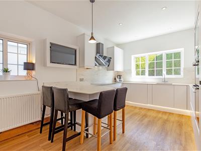 Impressive Breakfasting Kitchen